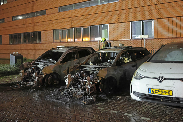 Politie onderzoekt brandstichting na verwoestende brand: Drie handhavingsauto's uitgebrand bij gemeentehuis Waalwijk