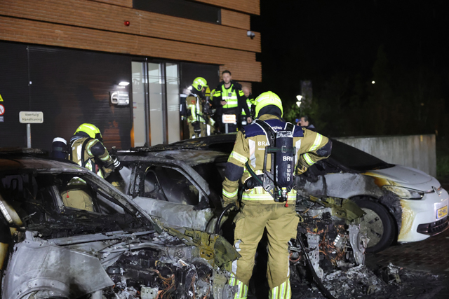 Politie onderzoekt brandstichting na verwoestende brand: Drie handhavingsauto's uitgebrand bij gemeentehuis Waalwijk