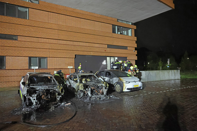 Politie onderzoekt brandstichting na verwoestende brand: Drie handhavingsauto's uitgebrand bij gemeentehuis Waalwijk