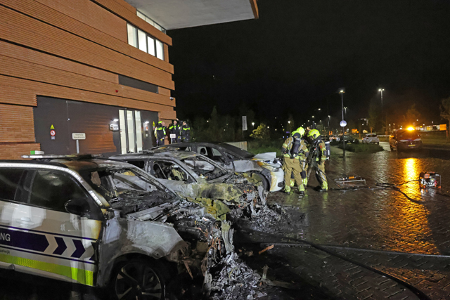 Politie onderzoekt brandstichting na verwoestende brand: Drie handhavingsauto's uitgebrand bij gemeentehuis Waalwijk