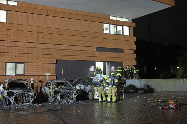 Politie onderzoekt brandstichting na verwoestende brand: Drie handhavingsauto's uitgebrand bij gemeentehuis Waalwijk