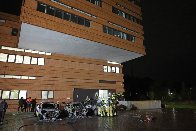Politie onderzoekt brandstichting na verwoestende brand: Drie handhavingsauto's uitgebrand bij gemeentehuis Waalwijk