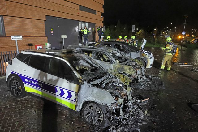 Politie onderzoekt brandstichting na verwoestende brand: Drie handhavingsauto's uitgebrand bij gemeentehuis Waalwijk