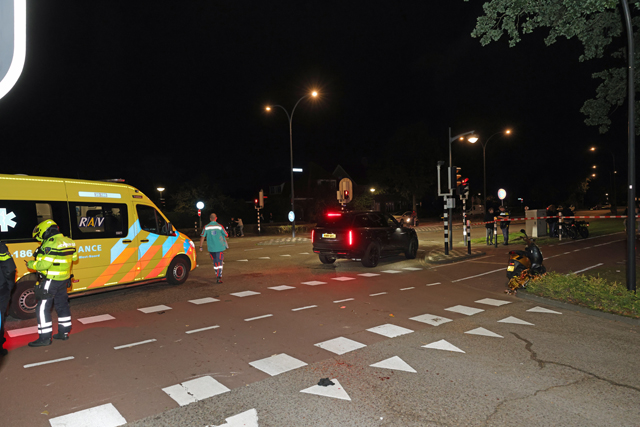 Zwaargewonde bij ernstige botsing tussen fietser en scooterrijder op Burgemeester Smeelelaan