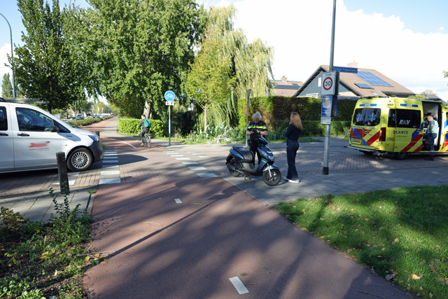 Scooterrijder lichtgewond na botsing met taxibusje op Cesar Francklaan: Kinderen geschrokken