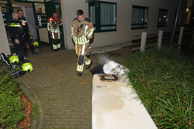 Elektrisch kussen vat vlam op slaapkamer aan Plantlust: Matras via raam naar buiten gegooid