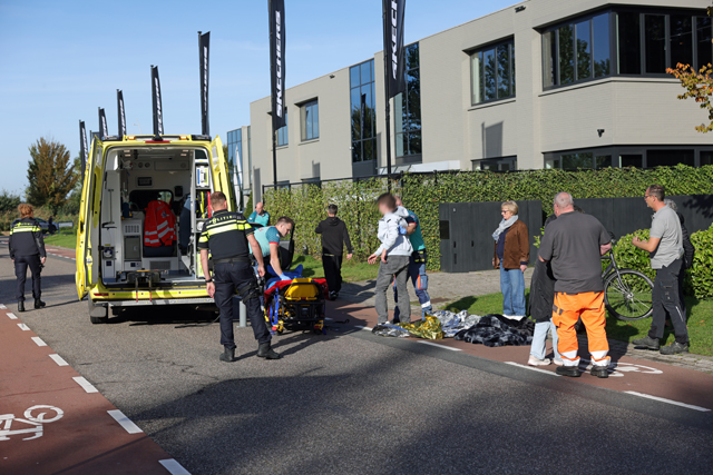 Jonge fietser gewond na harde klap op voorruit auto aan Cartografenweg