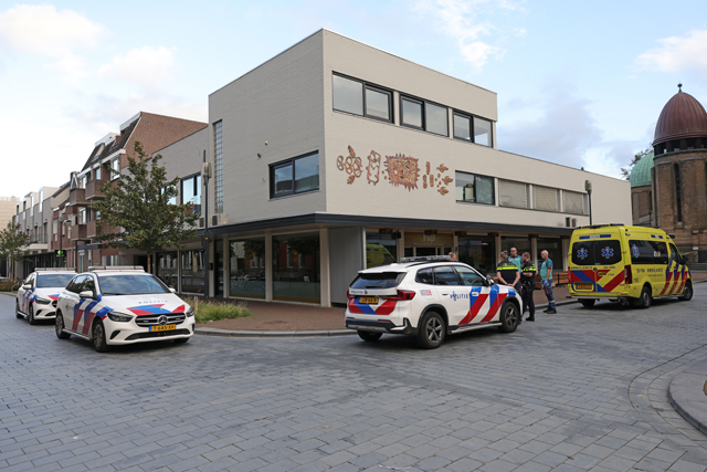 Onwel geworden man met hoofdwond naar ziekenhuis: Camerabeelden tonen lelijke val op Grotestraat