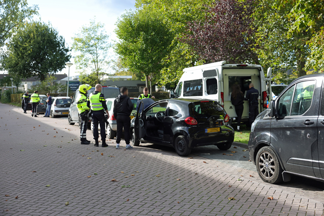 Verkeers- en belastingcontrole aan Dr. Kuyperlaan: Motoragenten plukken overtreders van de weg