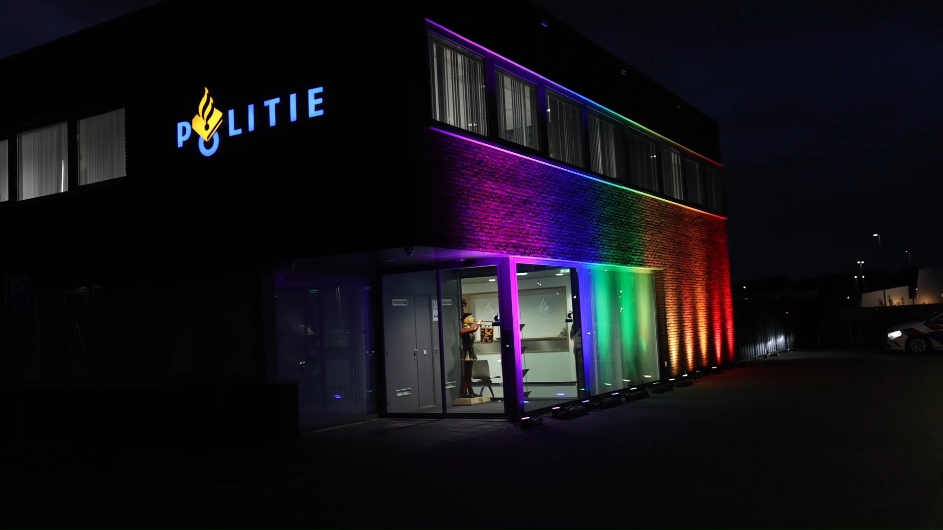Politie Basisteam Langstraat viert Coming Out Day: Politiebureau in regenboogkleuren
