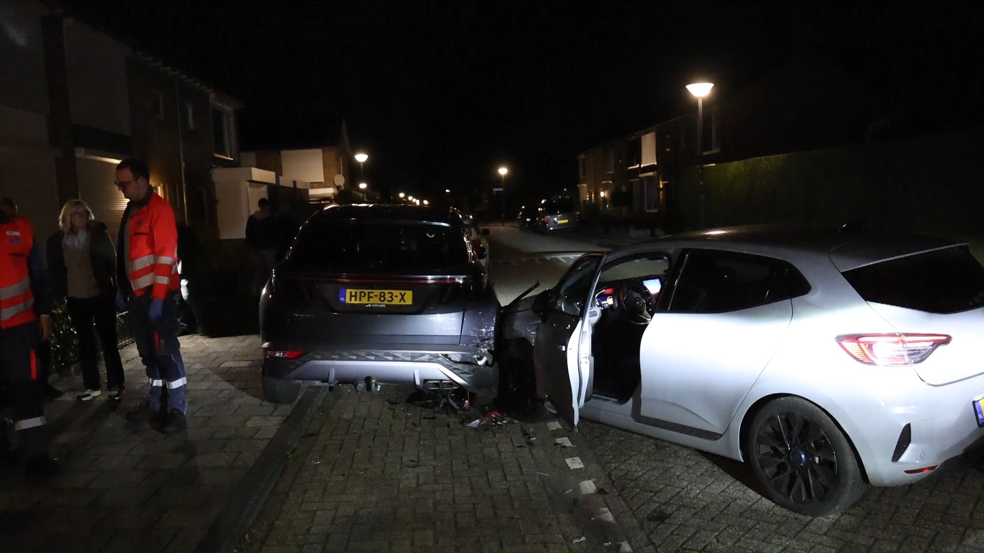 Bestuurder onwel achter het stuur: Twee geparkeerde auto’s zwaar beschadigd bij ongeval Venkelstraat