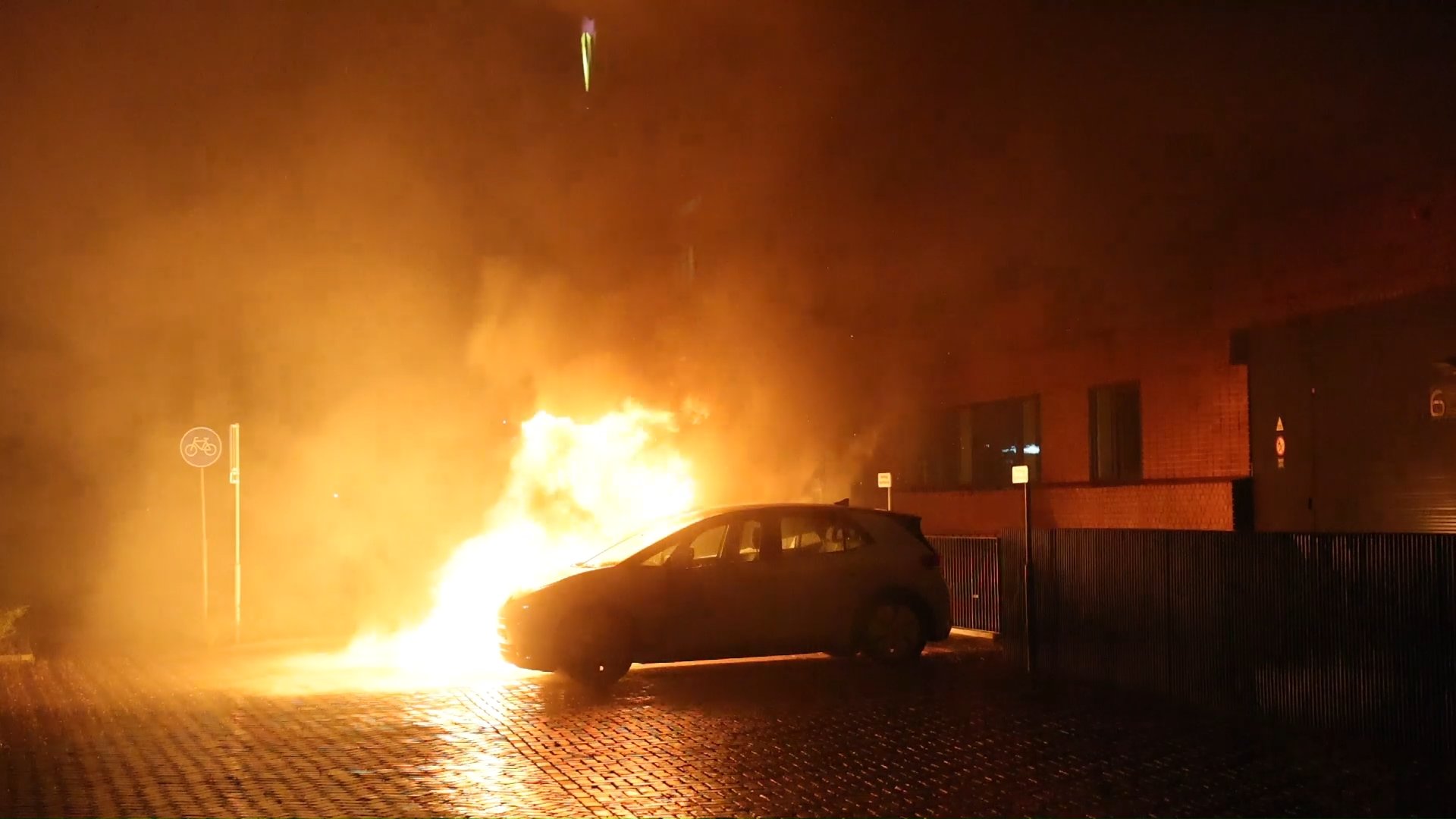 Politie onderzoekt brandstichting na verwoestende brand: Drie handhavingsauto’s uitgebrand bij gemeentehuis Waalwijk