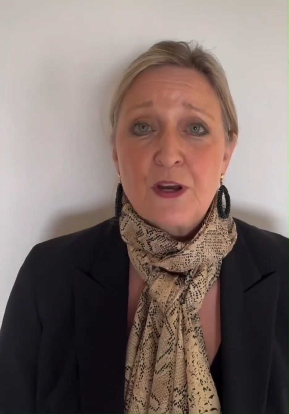 Burgemeester Sacha Ausems reageert fel in video na brandstichting gemeentehuis: “Volstrekt onacceptabel”