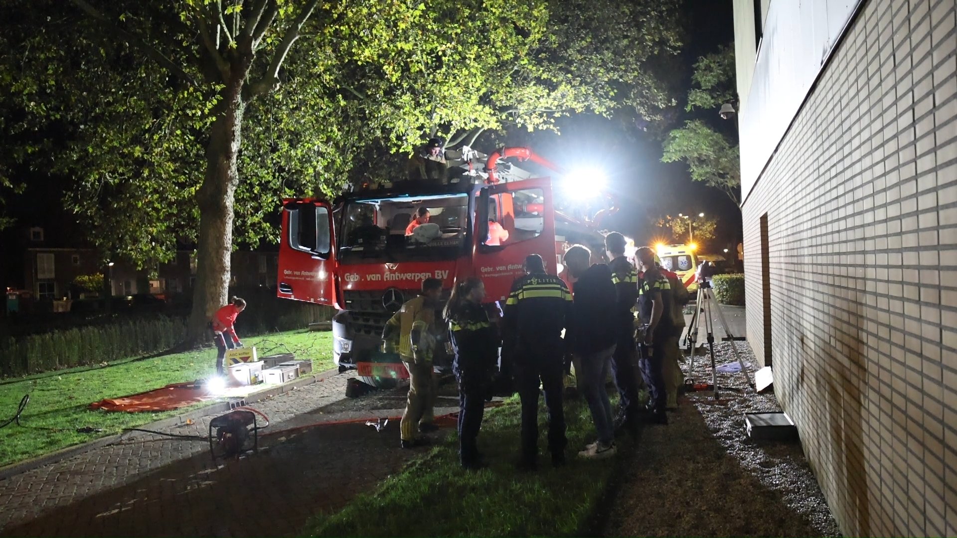 Chauffeur van betonpomp valt tijdens werkzaamheden en raakt gewond op parkeerplaats HAP: Brandweer verwijdert cabinedeur voor bevrijding