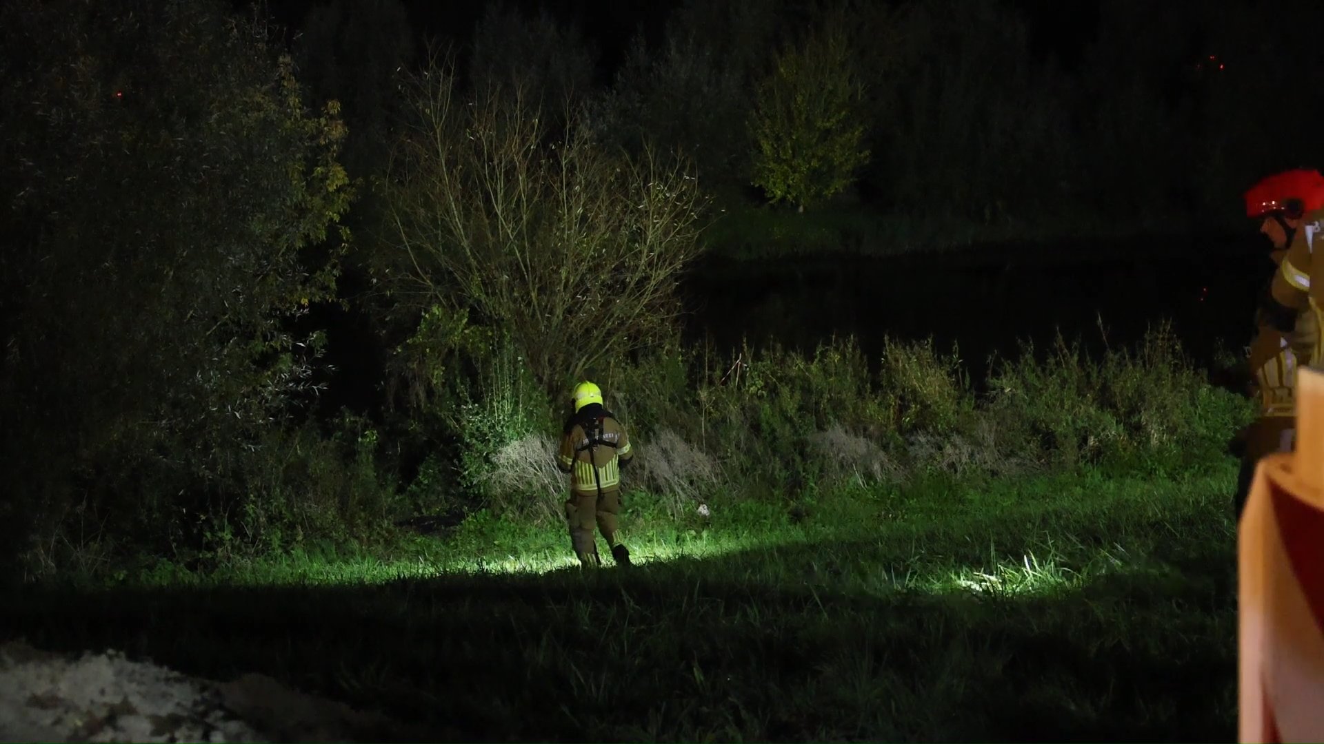 Auto belandt in kanaal aan Heusdenseweg: Inzittenden ongedeerd en voorzien van droge kleren