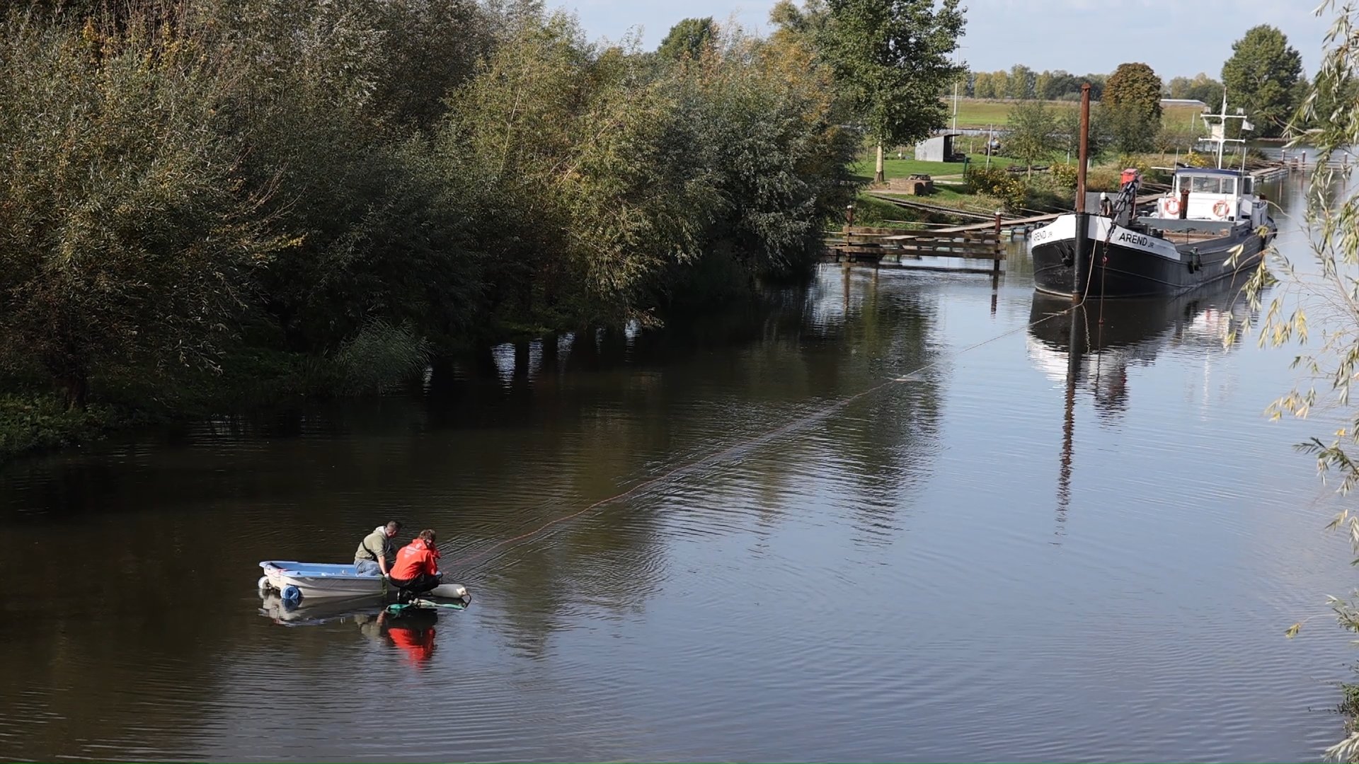 Bizarre bergingsoperatie: Kraanschip uit Moerdijk takelt auto uit kanaal Heusdenseweg