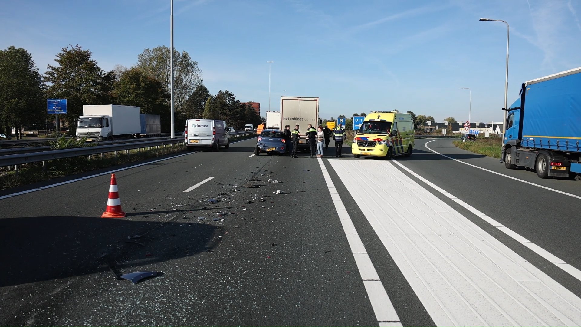 Kettingbotsing op A59 bij afrit Waalwijk-Centrum: Automobiliste botst op vrachtwagen