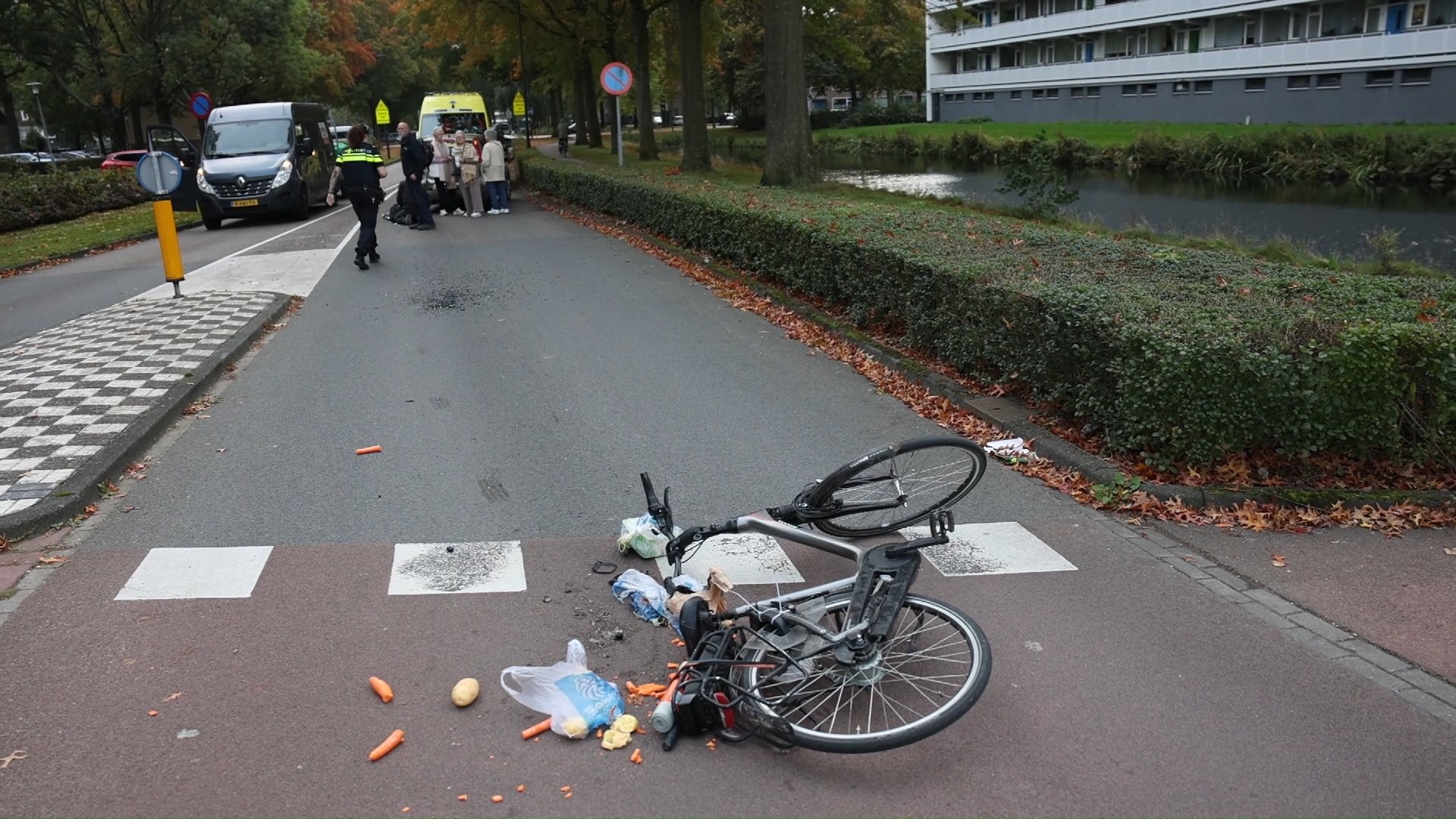 Fietser zwaargewond na aanrijding op rotonde Groen van Prinstererlaan: Automobiliste rijdt door met slachtoffer op motorkap