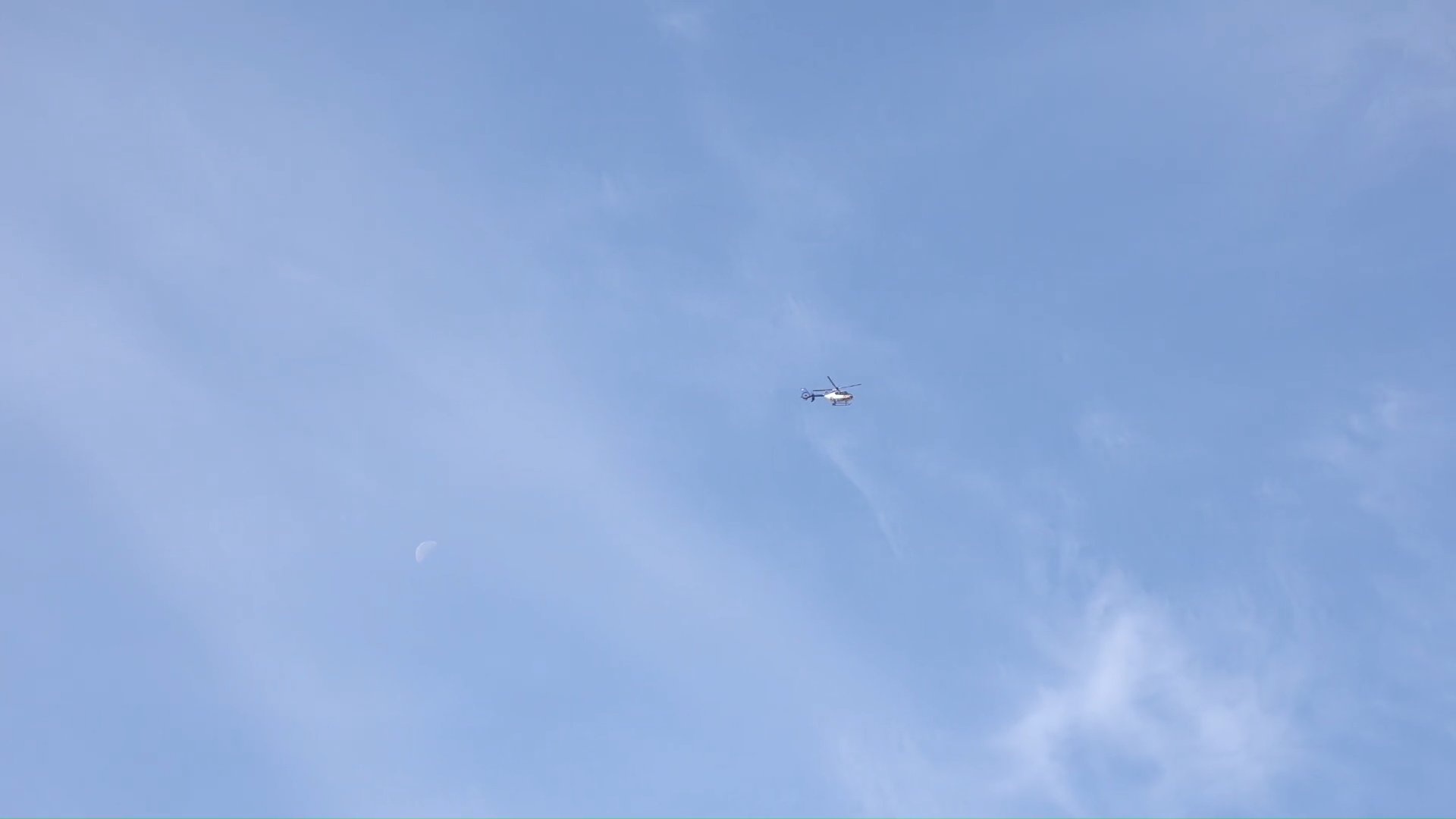 Verwarde, vrijwel naakte man vlucht het water in: Politie helpt met helikopter bij aanhouding langs Oude Maasje